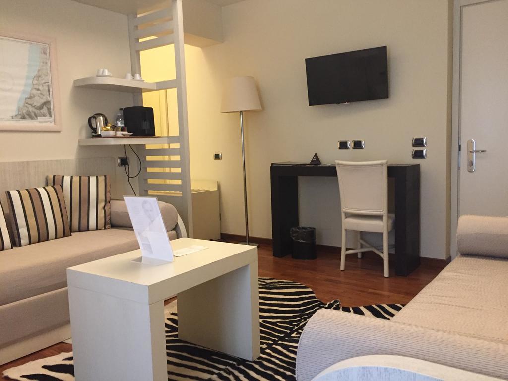 Terrazza Marconi Hotel&Spamarine سينِغاليا المظهر الخارجي الصورة